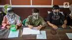Petugas menggunakan face shield saat melayani masyarakat Dinas Kependudukan Kecamatan Pamulang, Tangerang Selatan, Jumat (29/5/2020).  Penggunaan Face Shield tersebut sebagai salah satu upaya untuk melindungi diri dalam penyebaran COVID-19. (Liputan6.com/Faizal Fanani)
