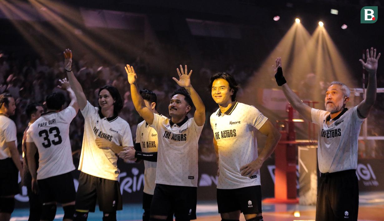 Sejumlah pemain The Actors menyapa penonton dalam laga Bahkan Voli 3 melawan The Musicians di Mahaka Square, Kelapa Gading, Sabtu (15 November 2025). (Bola.com/Internships/Monica Putri Salsabila)