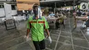 Pramusaji lengkap dengan APD berupa face shield, sarung tangan dan masker berjalan di Restoran Bandar Djakarta, Alam Sutera, Tangerang Selatan, Rabu (10/6/2020). Sebelum pemberlakuan new normal restoran ini kembali buka dengan menerapkan protokol kesehatan. (Liputan6.com/Fery Pradolo)