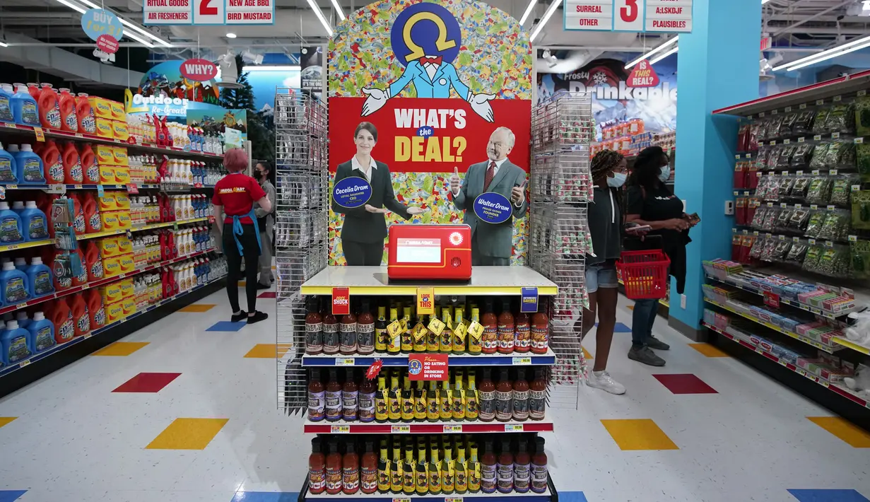 Orang-orang berjalan-jalan di Omega Mart yang penuh dengan instalasi seni imersif di Las Vegas (18/2/2021).  Para pengunjung akan diberikan masker di dalam ruang pameran seluas 52.000 kaki persegi tersebut. (AP Photo/John Locher)