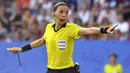 4. Stephanie Frappart - Stephanie Frappart menjadi wasit perempuan yang memimpin jalannya pertandingan Piala Super Eropa 2019. Wasit asal Prancis ini juga tercatat pernah memimpin pertandingan di laga Piala Dunia wanita dan Liga Prancis. (AFP/Damien Meyer)