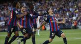 Gelandang Barcelona, Gavi (kanan) berselebrasi setelah mencetak gol ke gawang Mallorca pada pertandingan La Liga Spanyol di stadion Camp Nou di Barcelona, Spanyol, Minggu, 28 Mei 2023. (AP Photo/Joan Monfort)