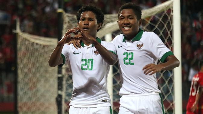 Striker Timnas Indonesia U-16, Bagus Kahfi (20), merayakan gol yang dicetaknya ke gawang Myanmar dalam pertandingan Piala AFF U-16 2018 di Stadion Gelora Delta Sidoarjo, Selasa (31/7/2018). (Bola.com/Aditya Wany)