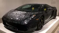 Museum ARoS Aarhus Kunst di Denmark mempersilahkan pengunjung yang datang ke musem tersebut untuk mencoret-coret Lamborghini Gallardo. (Jalopnik)