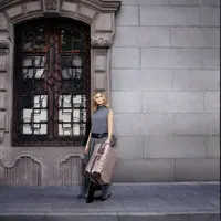 Babak pertama dari kampanye berseri memperkenalkan koleksi koper hardside TUMI yang paling Ringan yang perah ada.