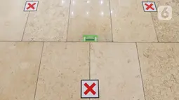 Tanda pembatas jarak antar jemaah di Masjid Istiqlal, Jakarta, Sabtu (10/4/2021). Masjid Istiqlal akan membuka salat tarawih berjemaah saat Ramadan dengan membatasi jumlah jemaah hanya 2.000 orang dari kapasitas 250 ribu dan memperhatikan protokol kesehatan Covid-19. (Liputan6.com/Herman Zakharia)