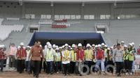 Wakil Presiden, Jusuf Kalla, meninjau renovasi Stadion Utama Gelora Bung Karno di Senayan, Jakarta, Minggu (26/3/2017). Proses renovasi venue ini untuk persiapan Jelang Asian Games 2018. (Bola.com/M Iqbal Ichsan)
