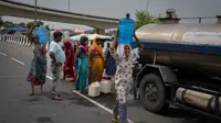 Pemerintah kota setempat telah memberikan sejumlah bantuan diantaranya, pengadaan air bersih bagi para pengungsi. (AP Photo/Altaf Qadri)