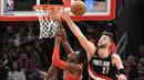 Pebasket Portland Trail Blazers, Jusuf Nurkic, berusaha menghadang pebasket Chicago Bulls, Kris Dunn, pada laga NBA di Stadion United Center, Selasa (2/1/2018). Bulls kalah dari Blazers dengan skor 120-124. (AP/David Banks)