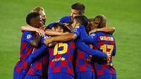 Para pemain Barcelona, merayakan gol yang dicetak oleh Clement Lenglet ke gawang Napoli pada laga Liga Champions di Stadion Camp Nou, Sabtu (8/8/2020). Barcelona menang 3-1 atas Napoli. (AP/Joan Monfort)