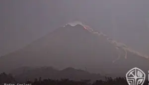 Merapi Luncurkan Awan Panas Sejauh 2.000 Meter