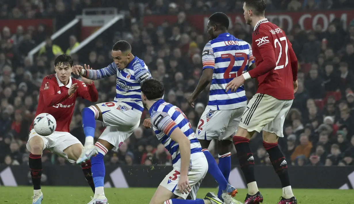 Hingga babak pertama usai, Manchester United masih belum mammpu membongkar pertahanan rapat Reading untuk mencetak gol. (AP Photo/Rui Vieira)