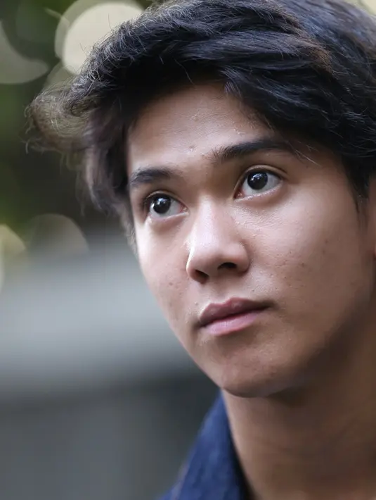 Film ini diangkat dari nobel best seller berjudul Dilan. Dalam novel tersebut, sosok Dilan digambarkan anak kelas dua SMA. Lahir Bandung yang cukup cerdas. Iqbaal sendiri mengaku kaget mendapat tawaran tersebut. (Adrian Putra/Bintang.com)