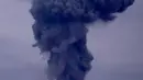 Material debu vulkanik menyembur saat terjadi erupsi di Gunung Sinabung, terlihat dari Desa Beganding, Karo, Sumatera Utara, Minggu (7/5). Zona merah masuk ke puncak Gunung Sinabung diberlakukan dalam radius tiga kilometer. (TIBTA PANGIN/AFP)