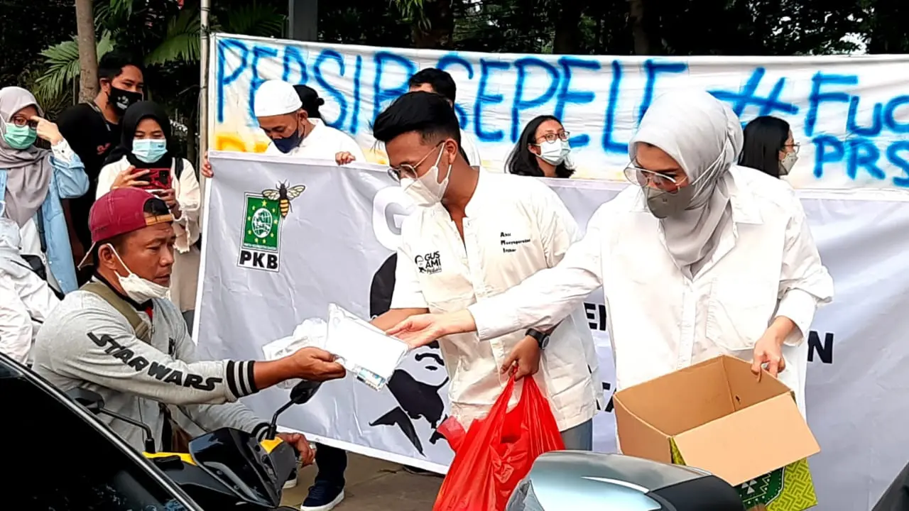 Arzeti Bilbina turun ke jalan membagikan takjil