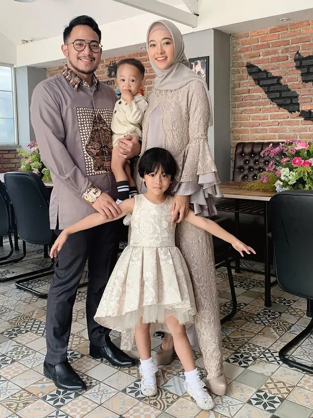 Sudah Jarang Muncul, Ini 7 Potret Poppy Bunga Bersama Keluarga Kecilnya