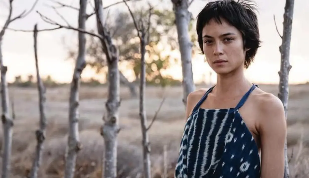 Ia banyak menampilkan gaya rambut flawless yang begitu memikat.