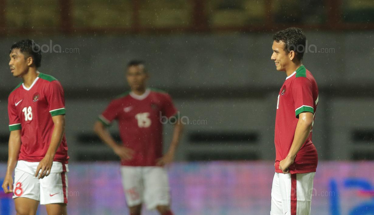 Egy Maulana (kanan) dan M.Arfan gagal menghadirkan kemenangan untuk Timnas Indonesia saat melawan Suriah U-23 pada laga persahabatan di Stadion Wibawa Mukti, Bekasi, Rabu (16/11/2017). Indonesia kalah 2-3. (Bola.com/NIcklas Hanoatubun)