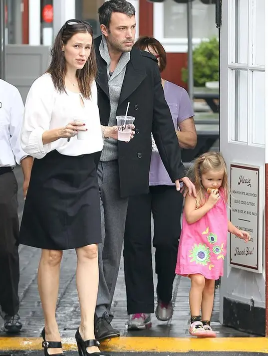 Melansir Hollywoodlife.com, Star Magazine melaporkan Jen dan Ben baru saja bersepakat dengan komitmen baru seperti kabar yang bertebaran selama ini. Menurut seorang sumber, keduanya inginkan suasana hangat dan intim. (doc.Hollywoodlife.com)