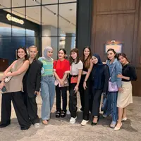 Aktivitas geng cendol yang beranggotakan selebriti ternama selalu mencuri perhatian.
Terbaru, Nagita Slavina Cs ini nampak arisan di sebuah restoran mewah yang terletak di Jakarta. [@syahnazs/@ramadhaniabakrie/@mrsayudewi].