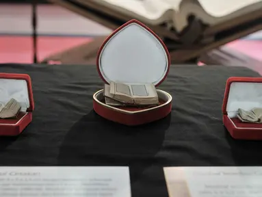 Koleksi mushaf Alquran terkecil yang dipamerkan di Museum Bayt Al-Quran, Jakarta, Minggu (19/5/2019). Bayt Al-Quran menyimpan lebih dari 60 mushaf Alquran kuno yang berasal dari berbagai daerah di Nusantara. (merdeka.com/Iqbal Nugroho)