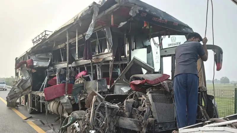 Tabrakan bus dan truk susu di India. (AP)