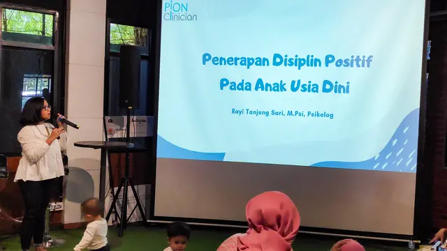 Psikolog anak Rayi saat menerangkan disiplin positif pada anak. (Foto: Selma Vandika)