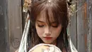 Tampil totalitas, Fuji An menata rambut dengan half updo yang ditambah dengan sanggul khas China. Tak ketinggalan, beberapa headpiece khas China turut menghiasi rambutnya [@fuji_an]