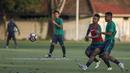 Gelandang Timnas Indonesia U-22, Gian Zola, berebut bola dengan Asnawi Mangkualam, saat latihan di Lapangan SPH Karawaci, Banten, Senin (7/8/2017). Latihan dilakukan sebagai persiapan jelang SEA Games 2017 Malaysia. (Bola.com/Vitalis Yogi Trisna)
