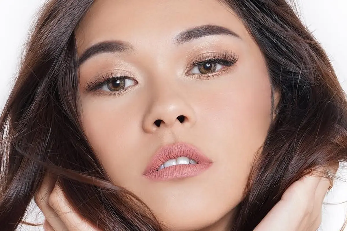 [Bintang] Makeup Andalan Seleb: Tampil Glowing, Nana Mirdad dengan Shimmery Eyeshadow Berkilauan