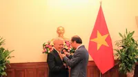Dubes RI untuk Vietnam, Ibnu Hadi, menerima Order Persahabatan. Dok: KBRI Hanoi