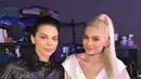 Nah foto ini membuat Kylie Jenner dibully netizen karena dianggap menginspirasi Kendall Jenner untuk menebalkan bibirnya. Saat itu Kylie membantah dan mengatakan itu hanyalah efek lip liner. (HollywoodLife)