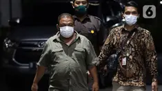 Bupati Langkat Sumatera Utara, Terbit Rencana Perangin Angin (kiri) saat tiba di Gedung KPK, Jakarta, Rabu (19/1/2022). Terbit Rencana Perangin Angin akan menjalani pemeriksaan lebih lanjut usai terkena OTT KPK pada Selasa (18/1/2022) malam. (Liputan6.com/Helmi Fithriansyah)