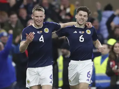 Pemain Skotlandia, Scott McTominay (kiri) melakukan selebrasi setelah mencetak gol kedua timnya ke gawang Spanyol pada matchday kedua Kualifikasi Euro 2024 di Hampden Park, Glasgow, Skotlandia, Rabu (29/03/2023) WIB. Skotlandia berhasil menang dengan skor 2-0. (AP Photo/Scott Heppell)