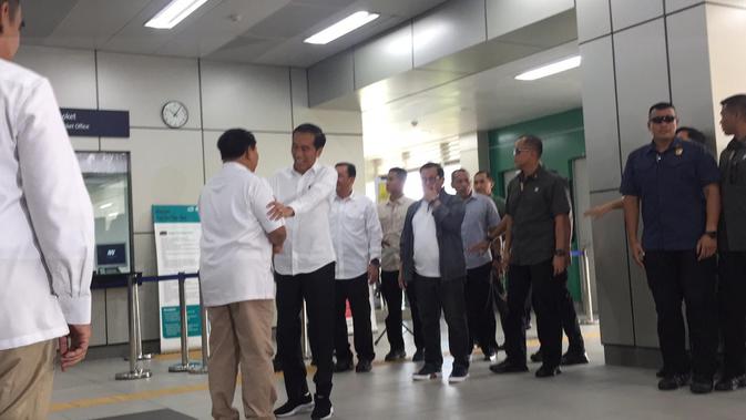 Jokowi-Prabowo bertemu di Stasiun MRT Lebak Bulus, Sabtu (13/7/2019). (Liputan6.com/Lizsa Egeham)