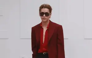 V BTS Tampil Merah Menyala di Show Celine Saat Paris Membara