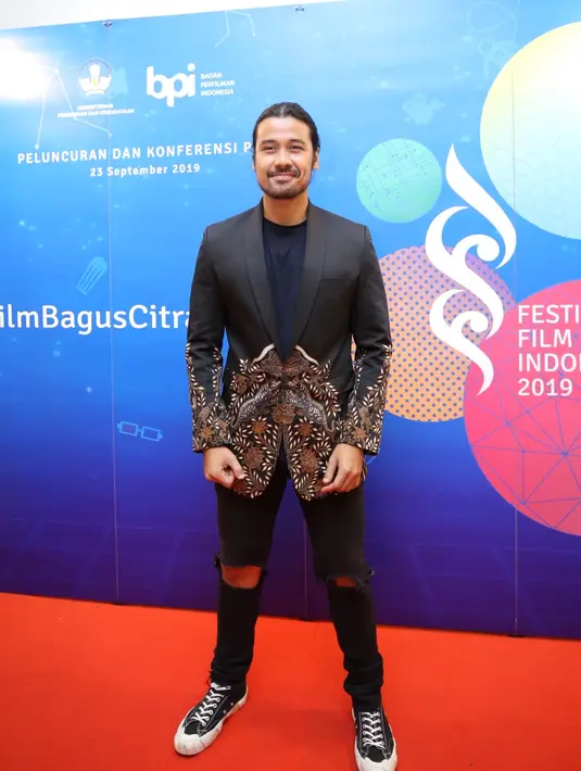 Chicco Jerikho saat dinobatkan sebagai Duta FFI di Jakarta, Senin (23/9/2019). (Daniel Kampua/Fimela.com)