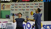 Raffi Ahmad dan Ariel Noah berhasil menumbangkan Desta dan Gading Marten di Super Special Match Tenis Meja Ganda Campuran Turnamen Olahraga Selebriti Indonesia Season 2. (Dok. via SCTV)