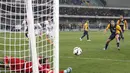 Aksi kiper Inter Milan, Samir Handanovic menggagalkan tendangan penalti Luca Toni (AP Photo/Felice Calabro')