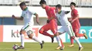 Bek Indonesia U-19, Muhammad Rifad Marasabessy, berusaha melewati pemain Korea Selatan (Korsel) pada kualifikasi Piala Asia U-19 2018 di Stadion Paju, Sabtu (4/11/2017). Korsel menang 4-0 atas Indonesia. (AFP/Kim Doo-Ho)