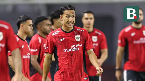 Pemain Timnas Indonesia, Miliano Jonathan, saat berlatih di Stadion Gelora Bung Tomo, Surabaya, Kamis (4/9/2025). (Bola.com/Abdul Azis)
