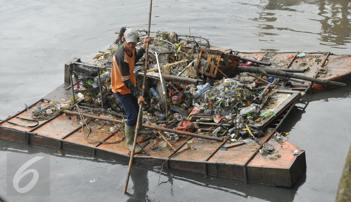 Petugas dari Dinas Kebersihan DKI membersihkan sampah yang menumpuk di kali yang berada di kawasan Cengkareng, Jakarta, Kamis (11/2). Kegiatan ini sebagai upaya Pemkot Jakarta Barat mengatasi banjir. (Liputan6.com/Faisal R Syam)