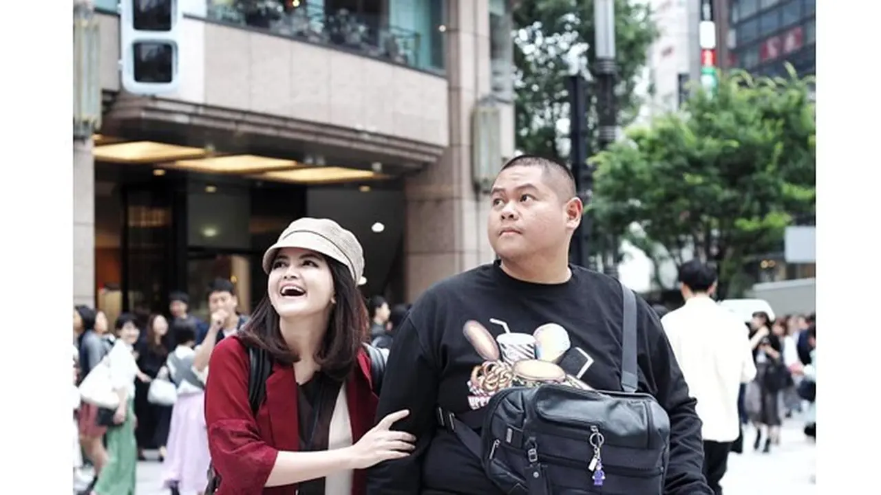 Jarang Terekspos, Ini 7 Potret Tania Rainbow 'Kepompong' dan Suami