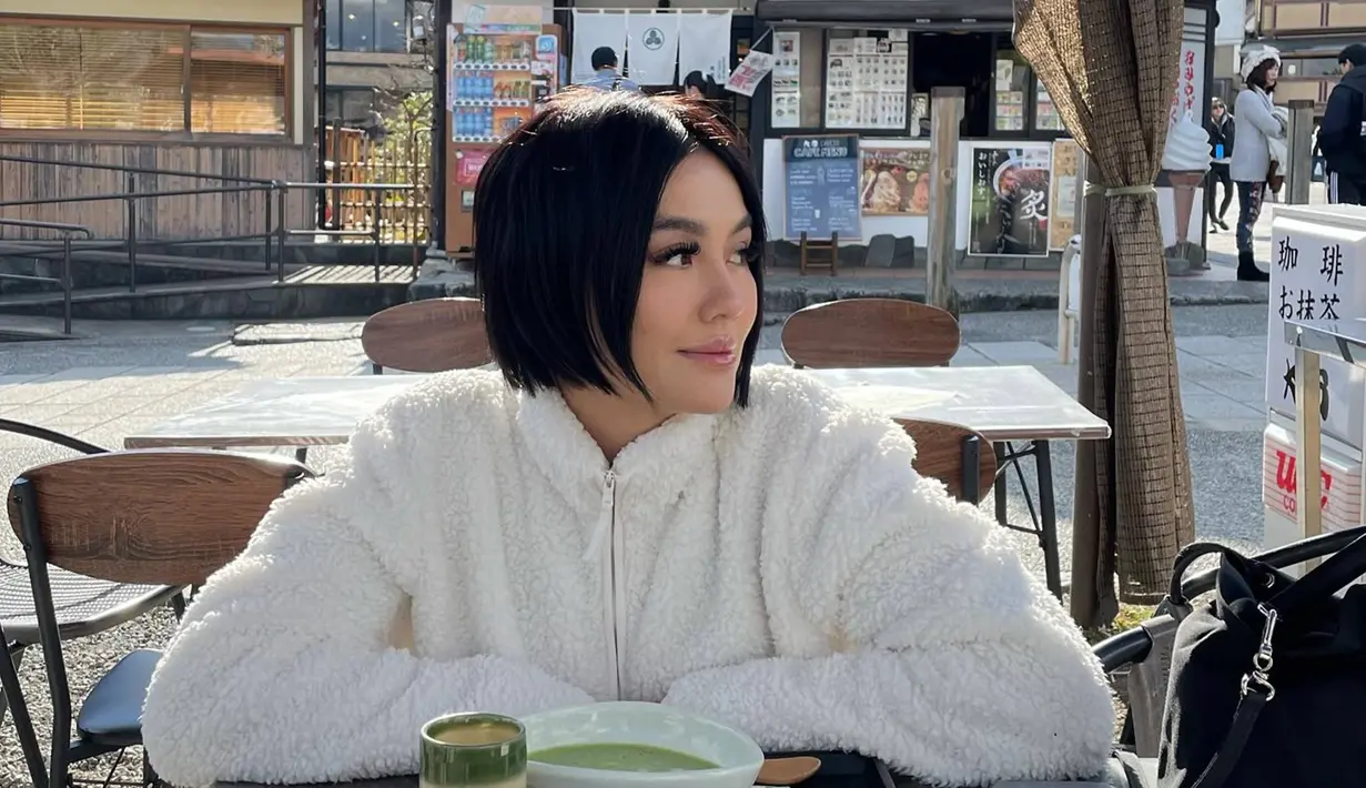 Selain itu sosok Agnez Mo yang kini memiliki gaya rambut bob terlihat semakin fresh dan menawan. Pasalnya belum lama ini gaya rambutnya diubah menjadi pendek yang menuai banyak pujian dari penggemarnya. Sosoknya menjadi tampak semakin muda. (Liputan6.com/IG/@agnezmo)