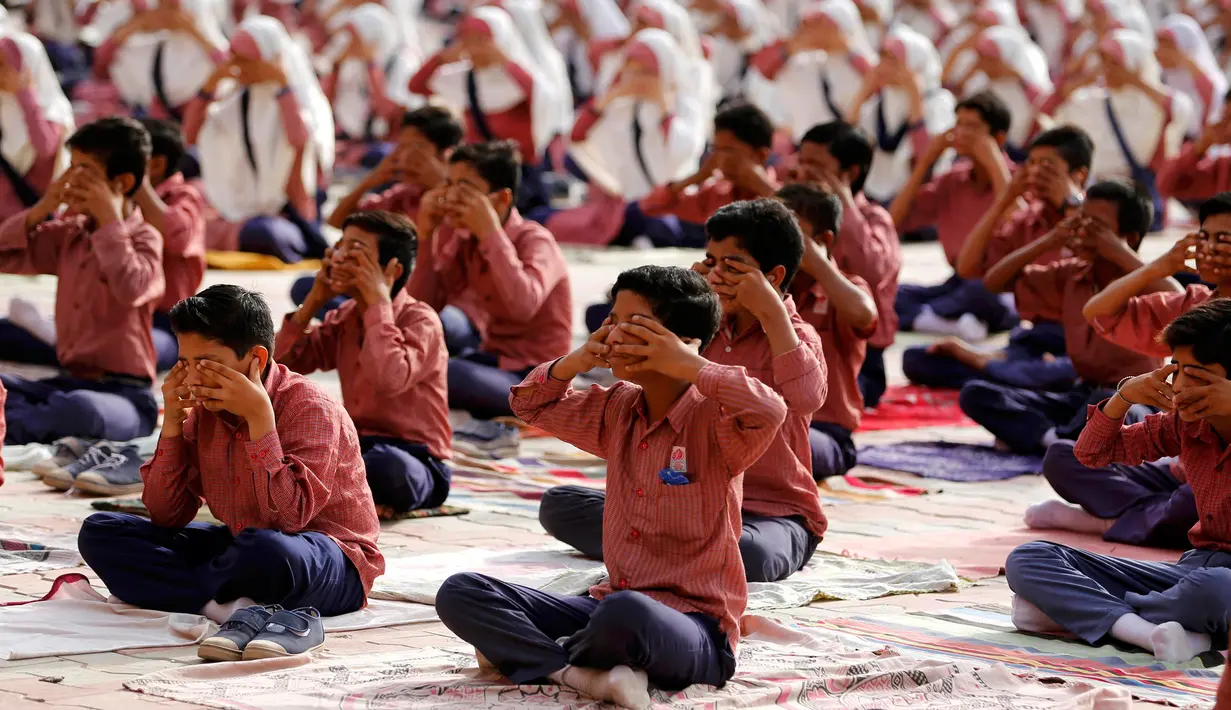 Siswa mengikuti gerakan Yoga jelang Hari Yoga Dunia di Ahmedabad , India , (16/6). Kegiatan ini merupakan latihan yang dilakukan siswa-siswi untuk memperingati Hari Yoga Sedunia. (REUTERS / Amit Dave)