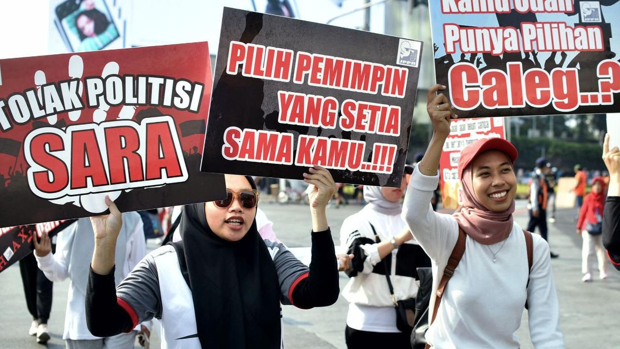 Sejumlah aktivis warga membawa beragam poster yang bertuliskan Sosialisasi Pemilu 2024 saat beraksi pada area Car Free Day (CFD) atau Hari Bebas Kendaraan Bermotor (HBKB) di Bundaran Hotel Indonesia, Jakarta, Minggu (20/8/2023).