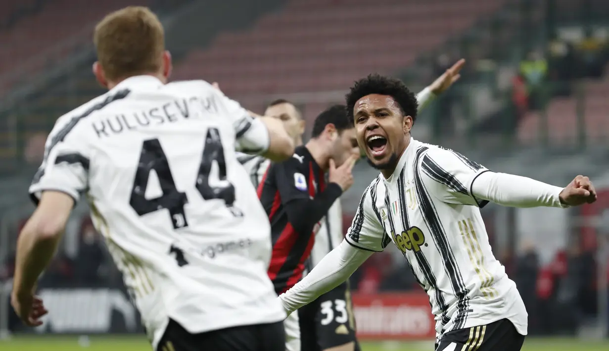 Gelandang Juventus, Weston McKennie (kanan) ) berselebrasi dengan rekan-rekannya usai mencetak gol ke gawang AC Milan pada lanjutan Liga Serie A Italia melawan AC Milan di stadion San Siro, Rabu (7/1/2021). (AP Photo/Antonio Calanni)
