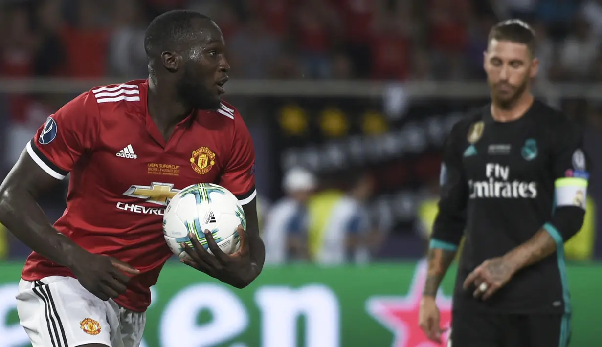 Romelu Lukaku. Striker Belgia yang didatangkan MU dari Everton awal musim 2017/2018 ini langsung mencetak gol pada dua laga debutnya di ajang berbeda. Satu gol di Piala Super melawan Real Madrid (7/8/2017), kalah 1-2 dan dua gol di Liga Inggris saat menang 3-1 atas West Ham. (AFP/Nikolay Doychinov)