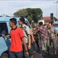 Tak hanya sopir angkot yang di-sweeping yang kena getah, penumpang juga dibikin kesal gara-gara harus membayar penuh padahal belum sampai. (Liputan6.com/Panji Prayitno)