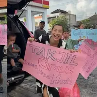 Potret Jennifer Bachdim dan Keluarga Bagi-Bagi Takjil Gratis. (instagram/jenniferbachdim/ibachdim)